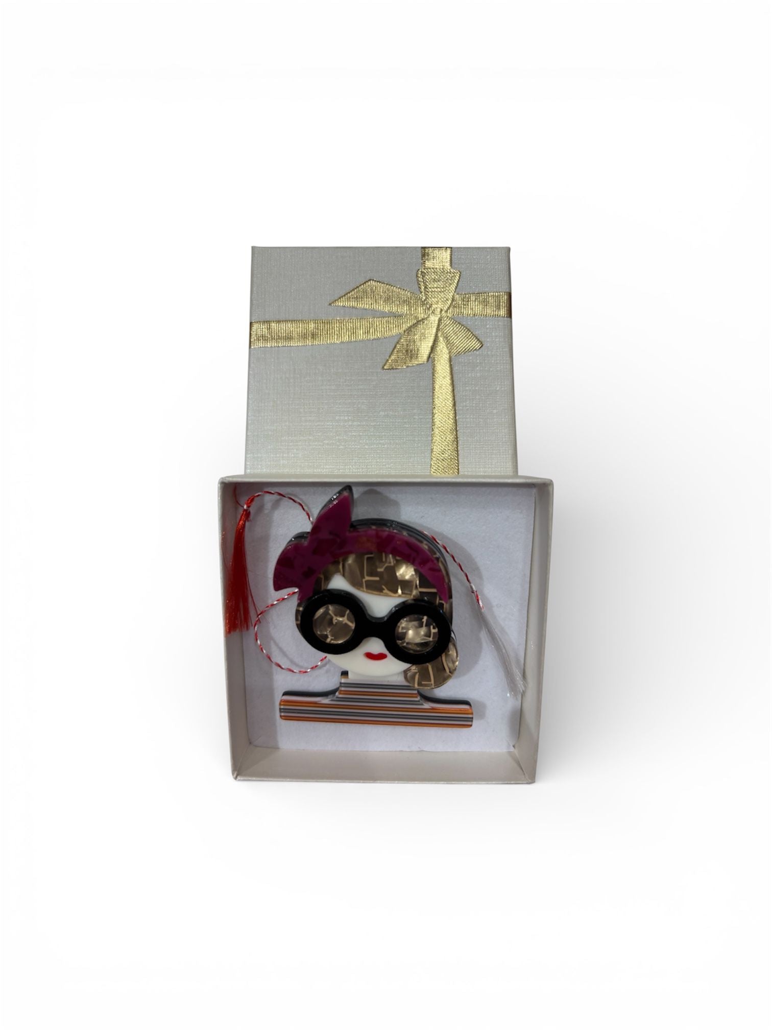 Martisor brosa ,6x4 cm ,polirasina, fata cu ochelari