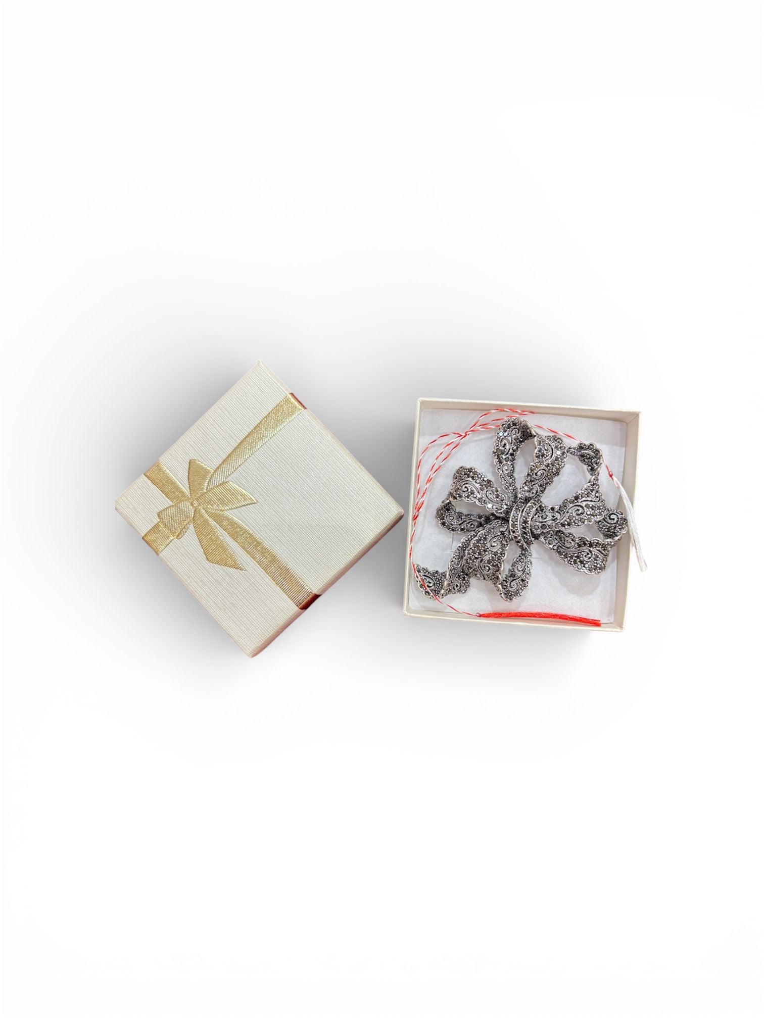 Martisor brosa design funda argintie , ambalat in cutie, 6,5 cm